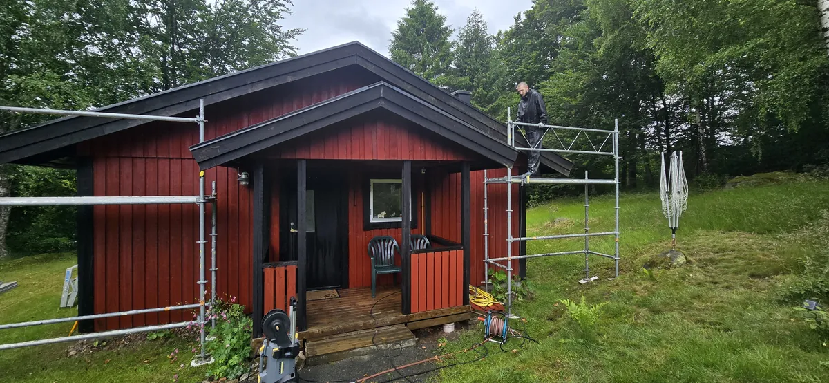 Rött trähus med vitmålade detaljer och ställning i Lycke.