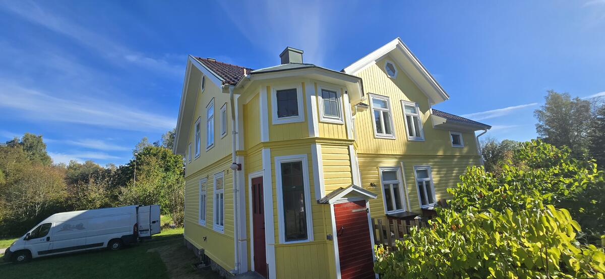 Ny fasadpanel monterad och målad – fasadbyte i Skåne av NLL Måleri