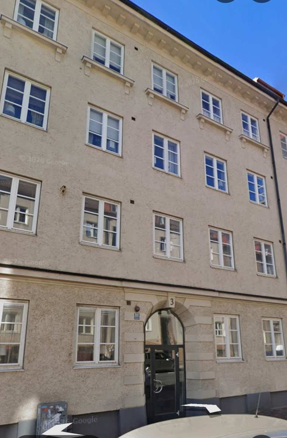 Färdigmålad putsfasad på flerbostadshus i Stattena, Helsingborg, efter fasadrenovering av NLL Måleri