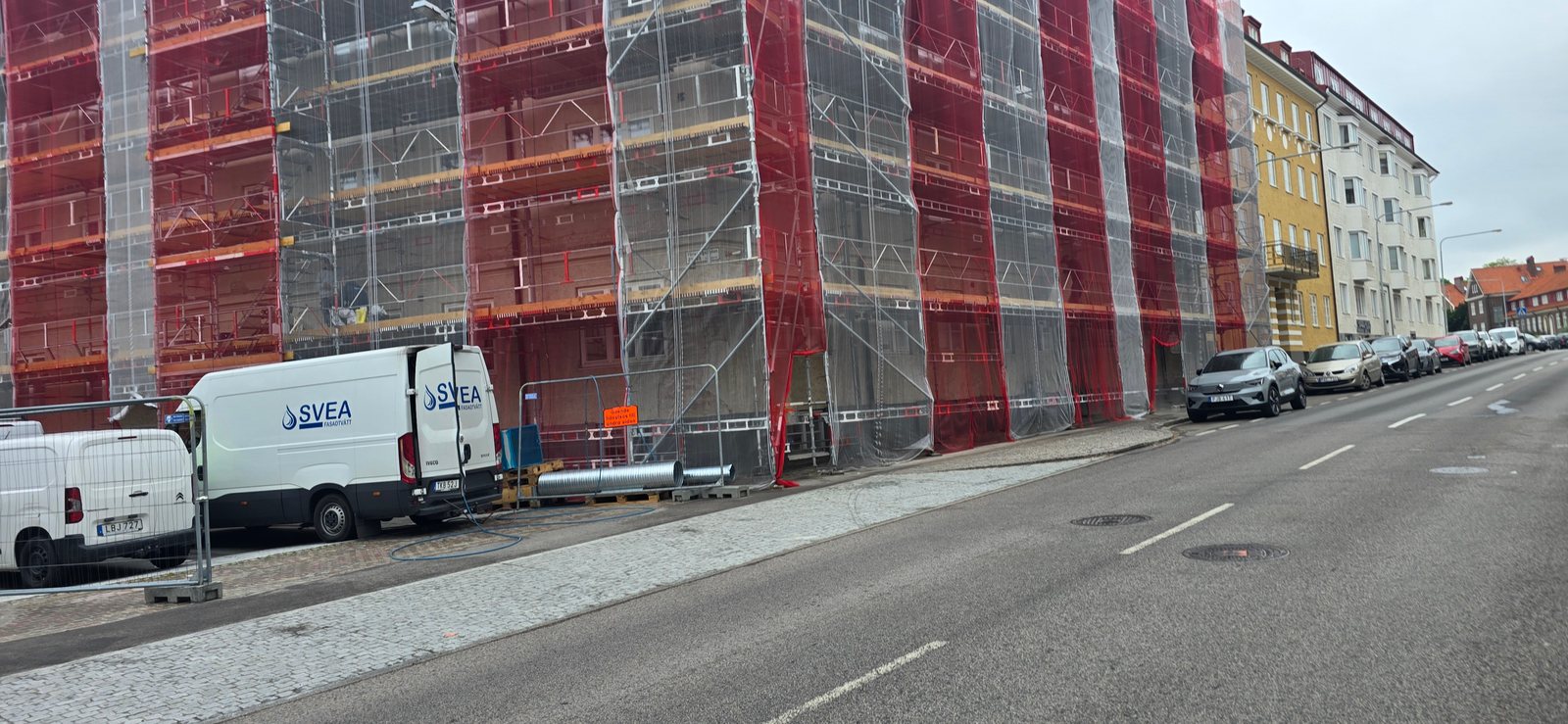 Putsfasad på flerbostadshus i Stattena, Helsingborg, före fasadrenovering – exteriörens ytskikt