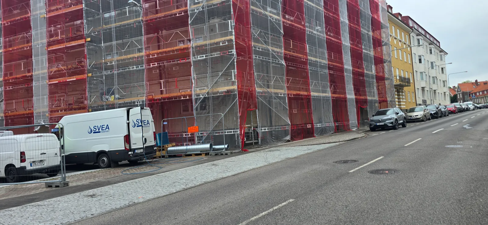 Före: sliten fasad under renovering i Stattena, Helsingborg