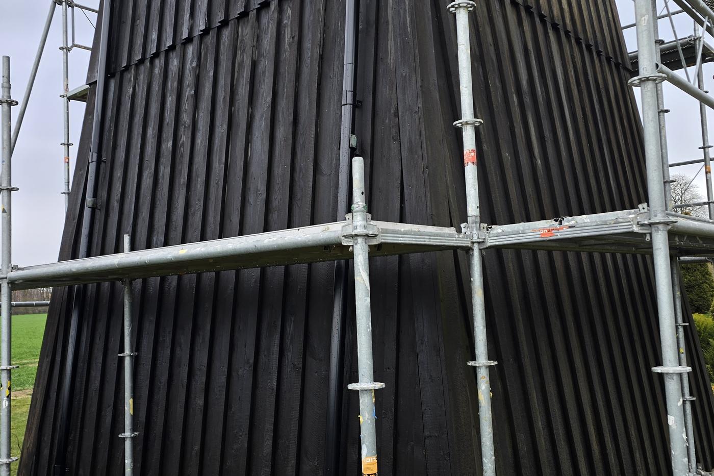 Kvidinge kyrkas klockstapel efter ommålning