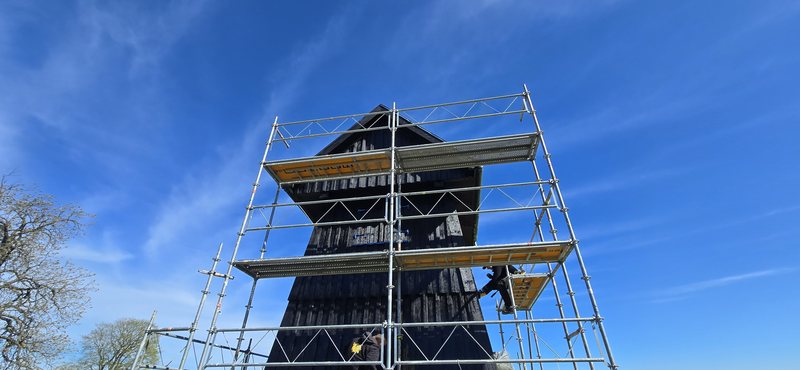 Klockstapel vid Kvidinge kyrka ommålad från ställning på alla fyra sidor