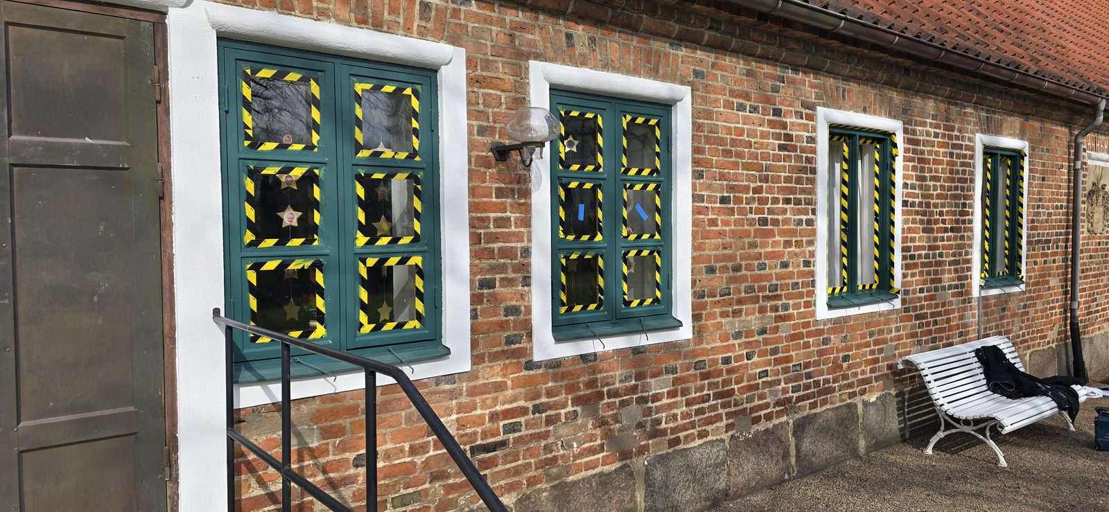 Under arbetet: fönsterunderhåll på plats – Kvidinge kyrka, NLL Måleri