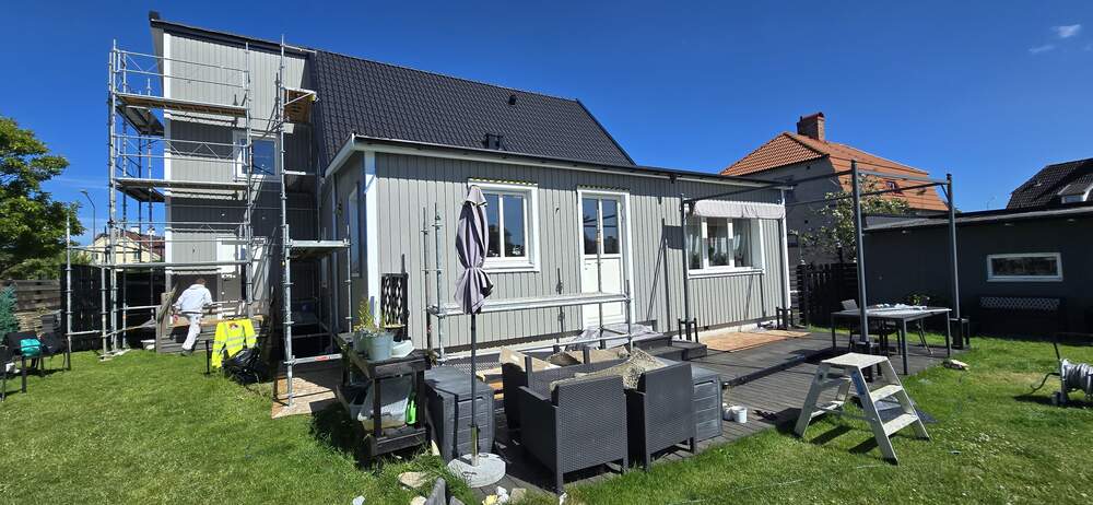 Förarbete vid putsfasadmålning – tvätt och lagning i Klippan