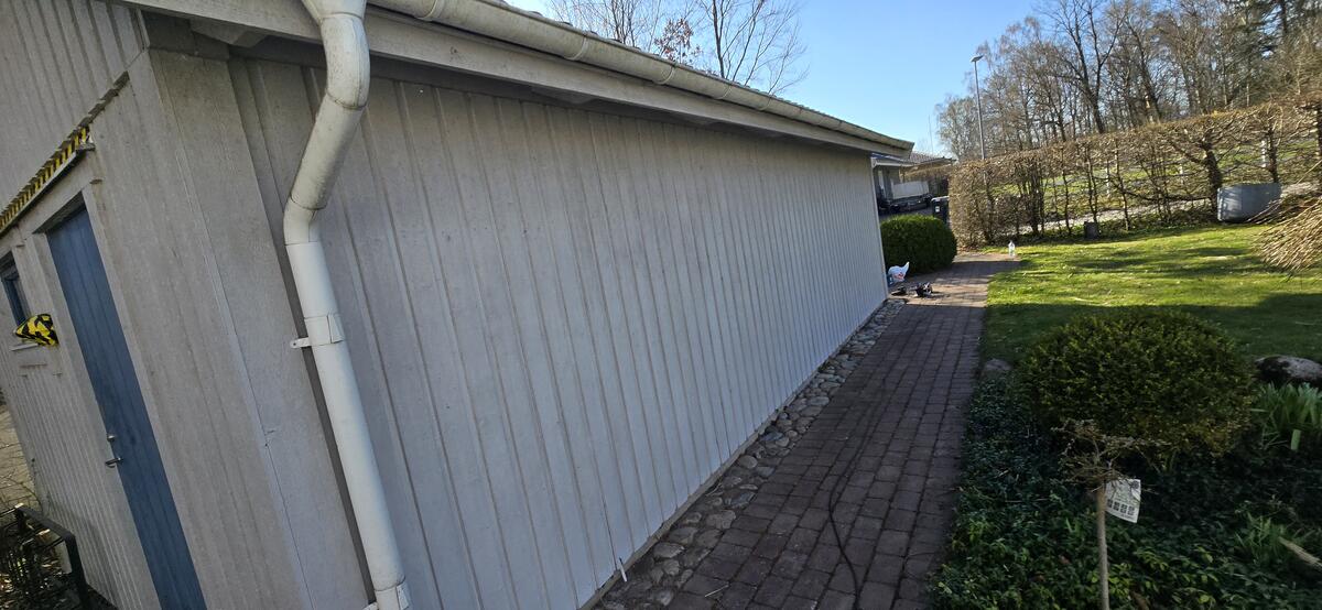 Skrapning av gammal färg från träfasad – förarbete innan målning