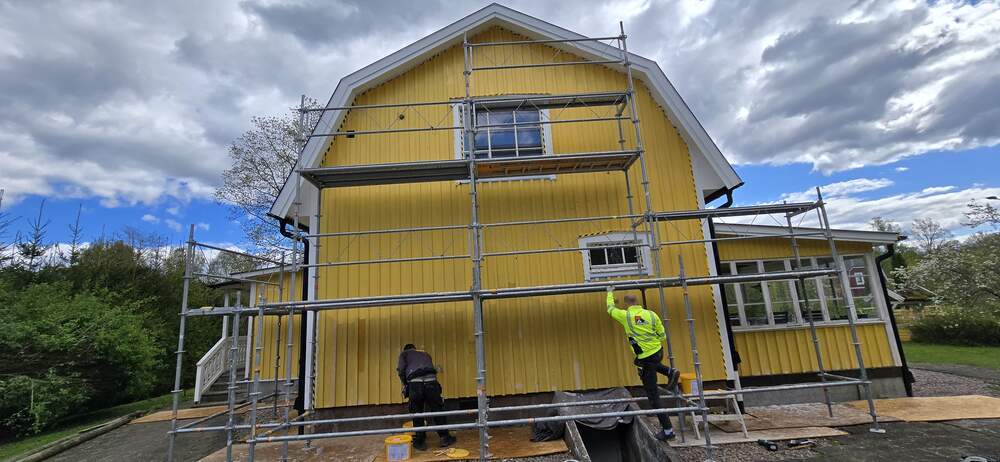 Förarbete vid utvändig målning – skrapning och grundning av träfasad i Skåne