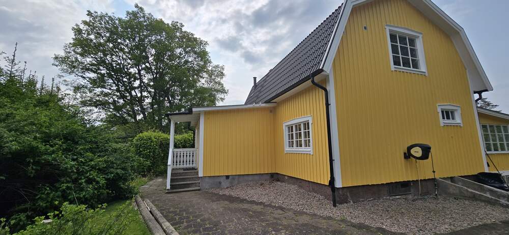 Färdigt resultat efter utvändig målning av villa i Skåne – NLL Måleri